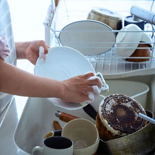 Vastu Tips: रात को सोने से पहले धो लेना चाहिए गंदे बर्तन, नहीं तो लगता है वास्तु दोष