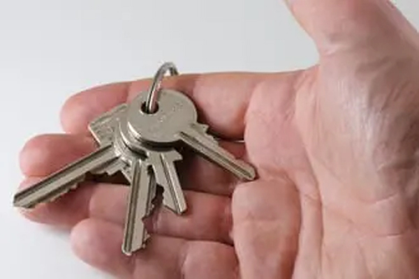 Vastu Tips: लिविंग रूम में ना रखें घर की चाबियां, सब कुछ हो जाएगा बर्बाद