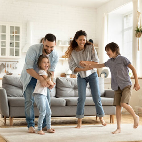 Vastu Tips: नए साल में घर के बाहर लटकाएं ये चीज, रहेगी सुख शांति