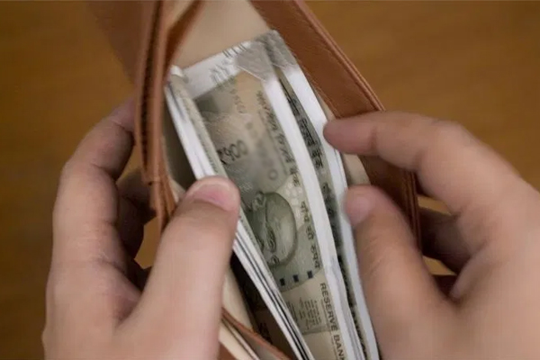 Vastu Tips: रुक गई है घर की बरकत, तो इन वास्तु नियम से होगी धन धान्य की प्राप्ति