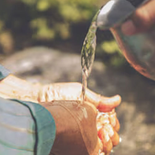 Vastu Tips: मंदिर से आकर तुरंत नहीं धोना चाहिए हाथ पैर, जानिए क्या है नियम 