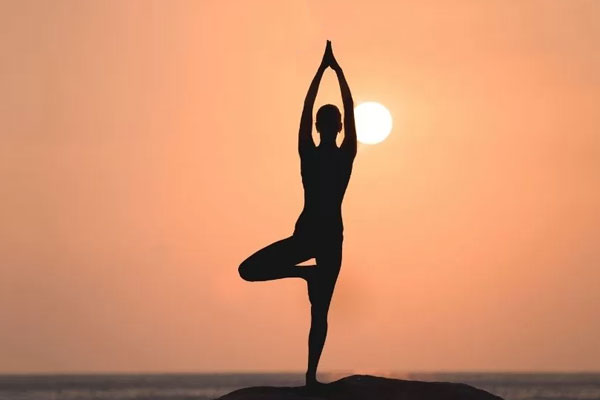 पैरों, घुटनों और रीढ़ को मजबूती देता है वृक्षासन, जानें अभ्यास का सही तरीका