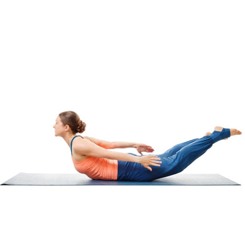 पीठ दर्द और साइटिका से पाना है छुटकारा! रोजाना करें शलभासन का अभ्यास