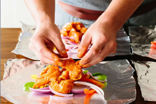 खाना पैक करने के लिए एल्युमिनियम फॉयल या बटर पेपर क्या है सही