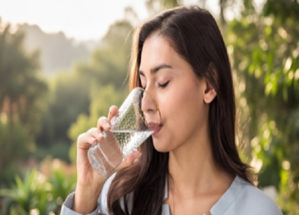 बाहर का खाना खाने के बाद क्यों लगती है ज्यादा प्यास? ये है बड़ा कारण