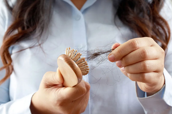 सर्दियों में क्यों बढ़ जाता है बालों का झड़ना! जानें इसके असली कारण