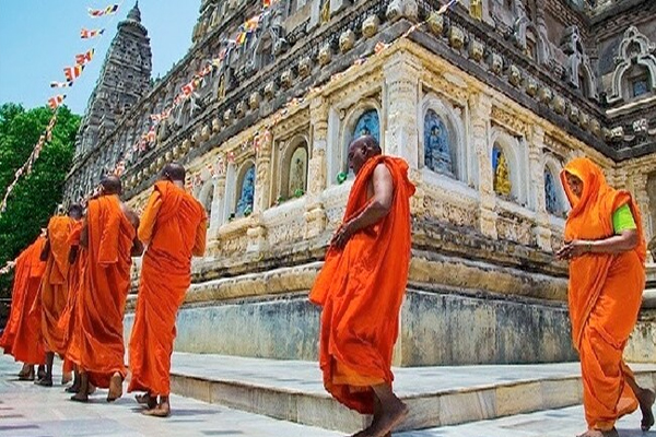 मंदिर में परिक्रमा लगाने की परंपरा क्यों है, जानें धार्मिक मान्यता