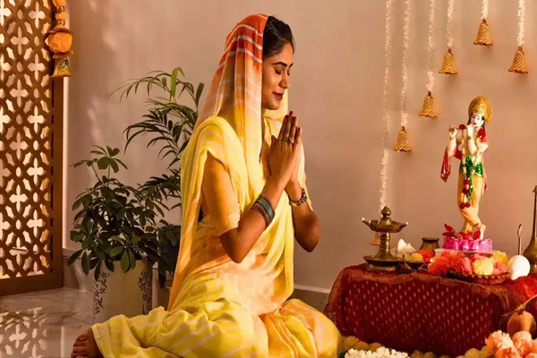 धार्मिक त्योहारों में रंगों और फूलों का इस्तेमाल क्यों बढ़ जाता है, जानें परंपरा से जुड़ी खास वजहें