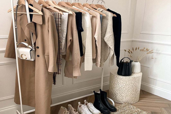 Women Fashion: कैप्सूल वार्डरोब क्या है और कम कपड़ों में कैसे तैयार करें ज्यादा लुक