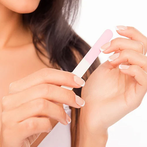 Women Makeup Tips: घर पर ही करें मैनीक्योर, पार्लर में नहीं होगा फालतू खर्चा