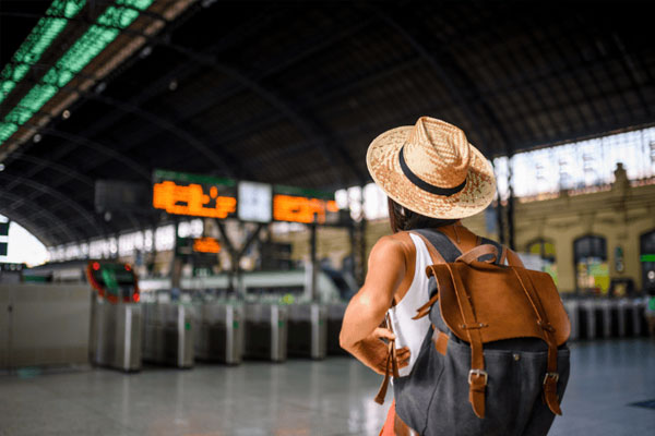 Women Travel Safety: अकेले प्लान कर रही हैं सोलो ट्रैवल, तो ये सेफ्टी टिप्स आएंगे काम