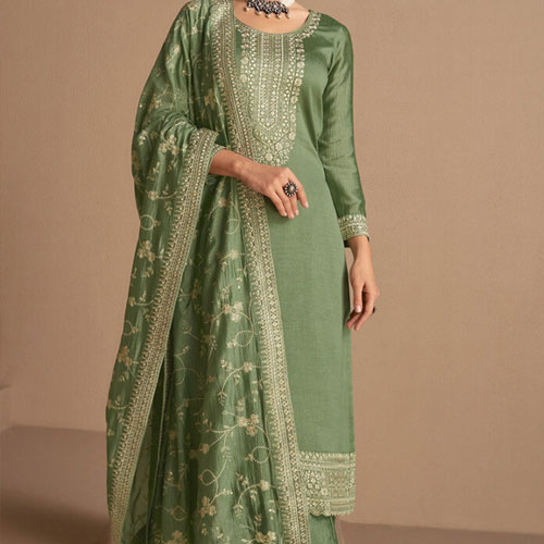 Women Dress Fashion: हर मौके पर परफेक्ट लुक पाने के लिए अपनाएं ये ड्रेस फैशन ट्रेंड्स