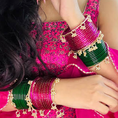 Women Fashion: सावन में पहनना है हरी चूड़ियां, तो ऐसे बनाएं रंग बिरंगे सेट