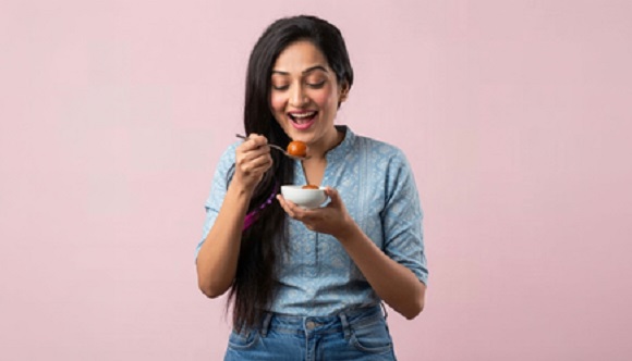 Health Tips:  हर समय मीठा खाने का करता है मन, शरीर में हो सकती है ये गड़बड़ी, इन संकेतों को न करें नजरअंदाज