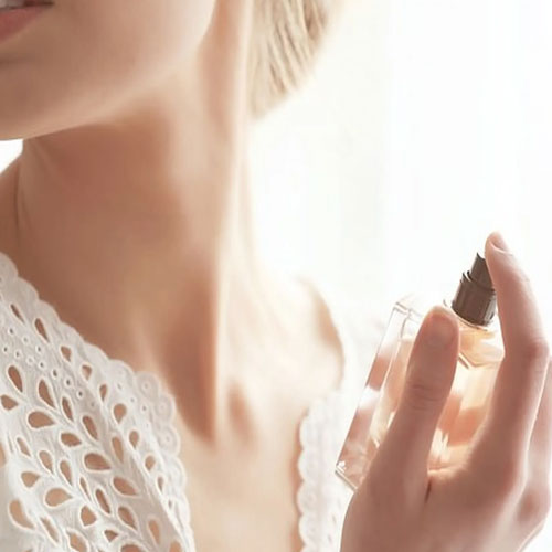 शरीर से बदबू दूर करने के लिए नहीं पड़ेगी महंगे परफ्यूम की जरूरत, इस तरह बढ़ाएं खुशबू