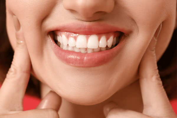 मोती की तरह चमक उठेंगे दांत, आयुर्वेद से जानें कैसे रखें ख्याल